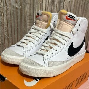 Nike White and Black Low-Top Sneakers Classic Design